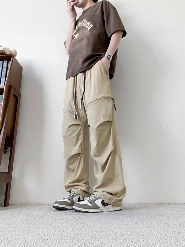 Pantaloni cargo, croială lejeră, talie medie, cu numeroase buzunare și elemente detașabile; material din nylon-spandex (90% nylon, 10% spandex)