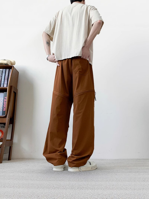 Pantaloni cargo, croială lejeră, talie medie, cu numeroase buzunare și elemente detașabile; material din nylon-spandex (90% nylon, 10% spandex)