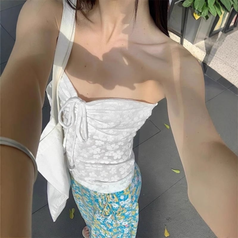 Halter top s trodimenzionalnim cvjetnim uzorkom, poliester tkanina (Proljeće 2025; Materijal: Poliester; Glavni sadržaj vlakana tkanine: Ispod 30%; Stil: književni retro) za žene