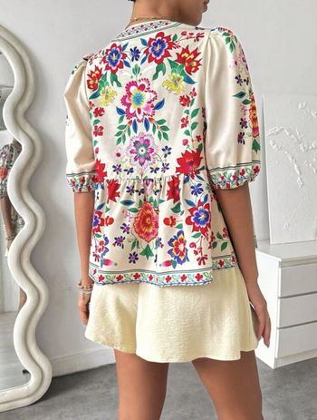 Kényelmes kétrészes szett: virágos mintás kardigán kötővel, rövid ujjú felső és rövidnadrág, poliészter, 2025 tavasz