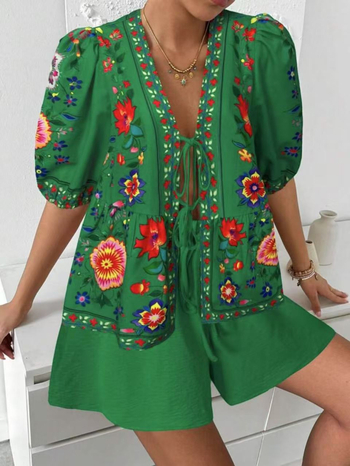 Kényelmes kétrészes szett: virágos mintás kardigán kötővel, rövid ujjú felső és rövidnadrág, poliészter, 2025 tavasz