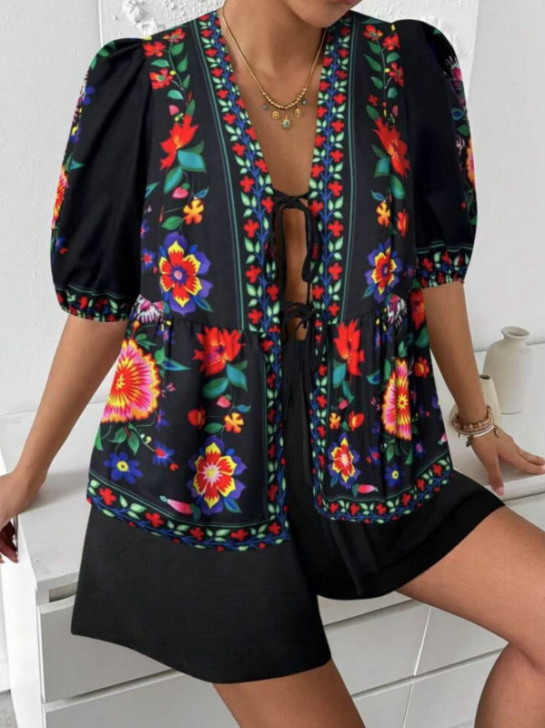 Kényelmes kétrészes szett: virágos mintás kardigán kötővel, rövid ujjú felső és rövidnadrág, poliészter, 2025 tavasz