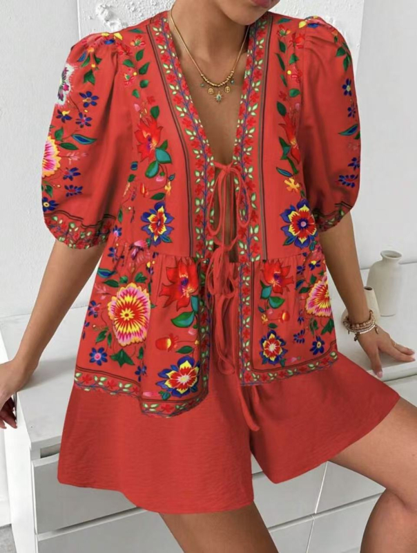 Kényelmes kétrészes szett: virágos mintás kardigán kötővel, rövid ujjú felső és rövidnadrág, poliészter, 2025 tavasz