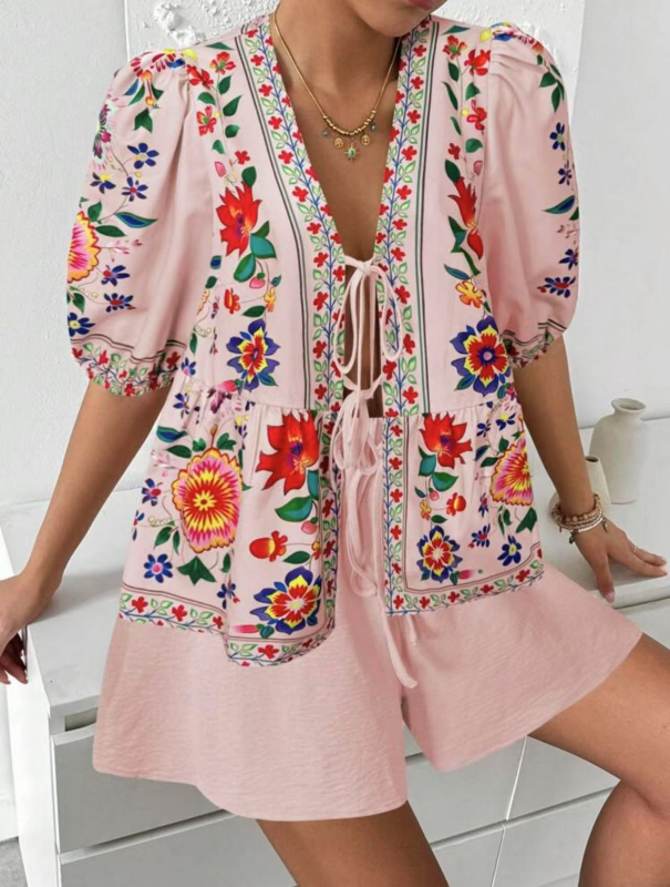 Kényelmes kétrészes szett: virágos mintás kardigán kötővel, rövid ujjú felső és rövidnadrág, poliészter, 2025 tavasz