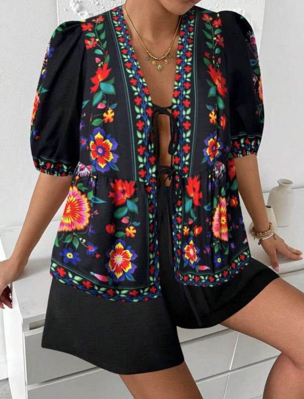 Kényelmes kétrészes szett: virágos mintás kardigán kötővel, rövid ujjú felső és rövidnadrág, poliészter, 2025 tavasz