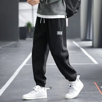 Férfi sportos, lazán szabott nadrág, húzózsinóros derékkal, teljes hosszúságú, 95% poliészter, egyszínű