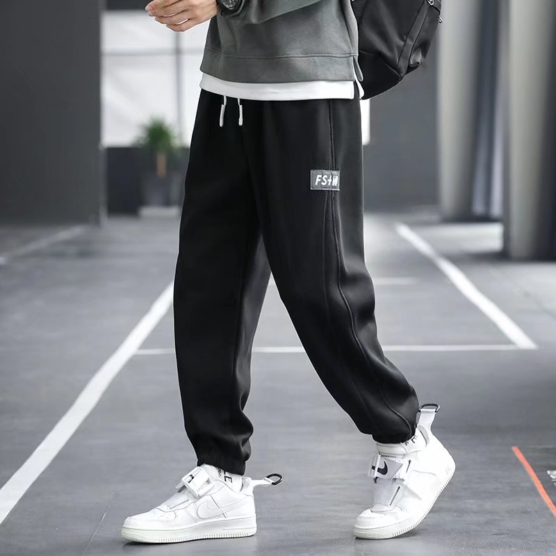 Férfi sportos, lazán szabott nadrág, húzózsinóros derékkal, teljes hosszúságú, 95% poliészter, egyszínű