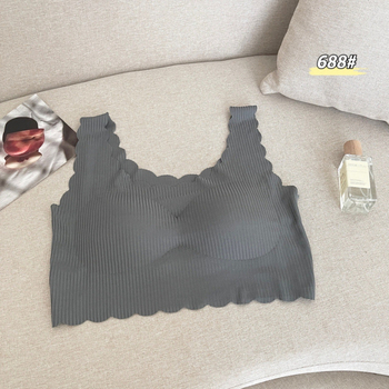 Čipkasti bežični grudnjak tip tub-top, košarice 3/4, tanke oblikovane košarice, prozračan materijal