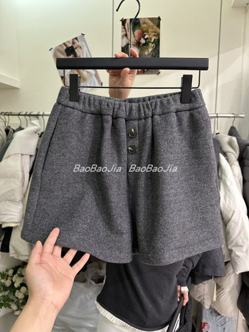 Ženske termo šorceve, 3/4 dužine, široka kroja, fleece podstava, dizajn s dva gumba, poliester