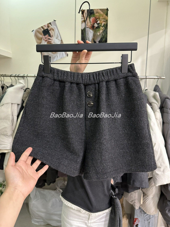 Ženske termo šorceve, 3/4 dužine, široka kroja, fleece podstava, dizajn s dva gumba, poliester