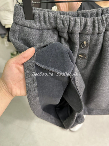 Ženske termo šorceve, 3/4 dužine, široka kroja, fleece podstava, dizajn s dva gumba, poliester