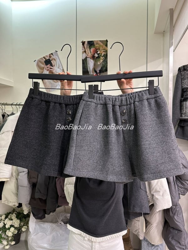 Ženske termo šorceve, 3/4 dužine, široka kroja, fleece podstava, dizajn s dva gumba, poliester