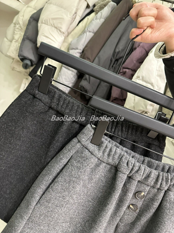 Ženske termo šorceve, 3/4 dužine, široka kroja, fleece podstava, dizajn s dva gumba, poliester