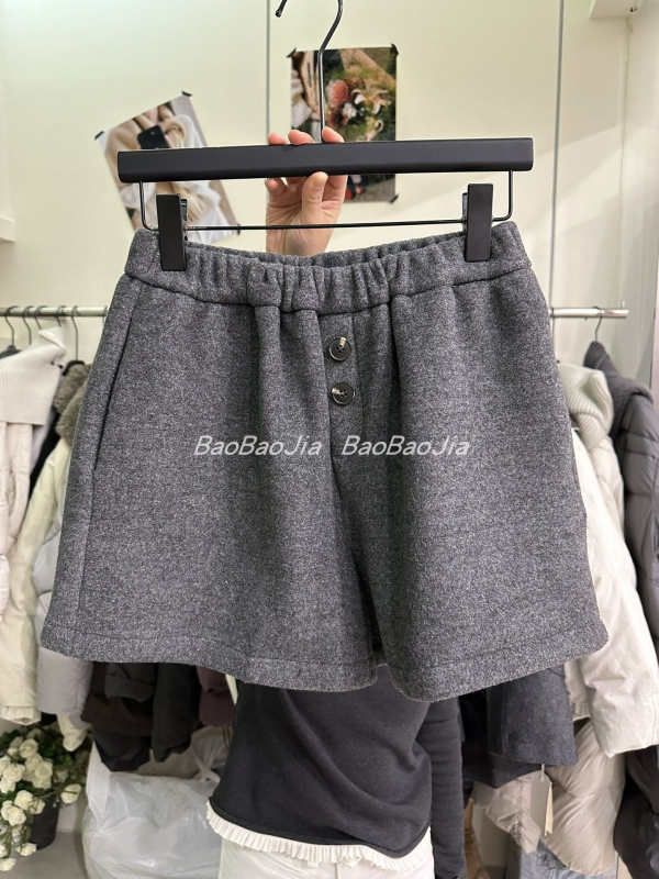 Ženske termo šorceve, 3/4 dužine, široka kroja, fleece podstava, dizajn s dva gumba, poliester