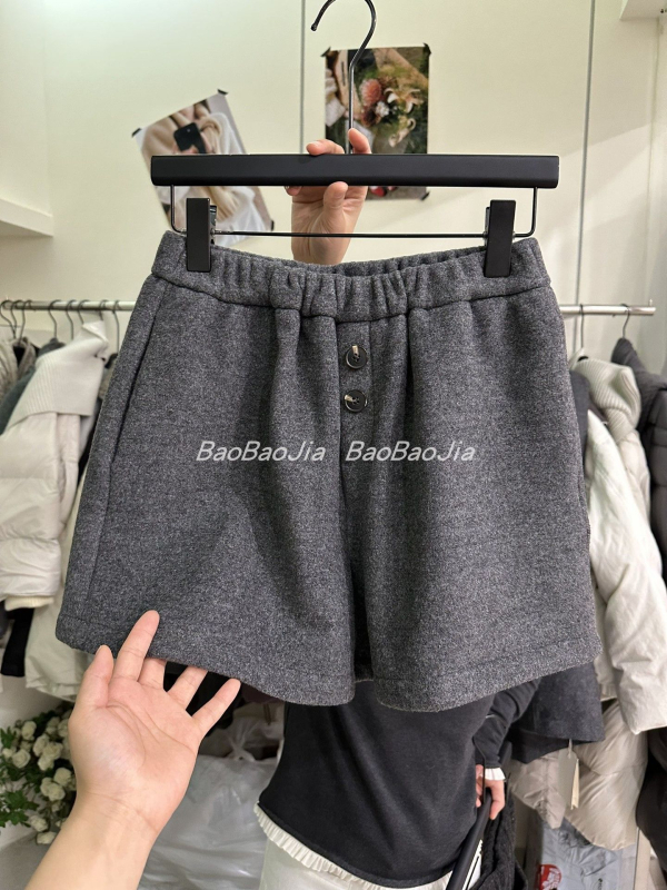 Ženske termo šorceve, 3/4 dužine, široka kroja, fleece podstava, dizajn s dva gumba, poliester