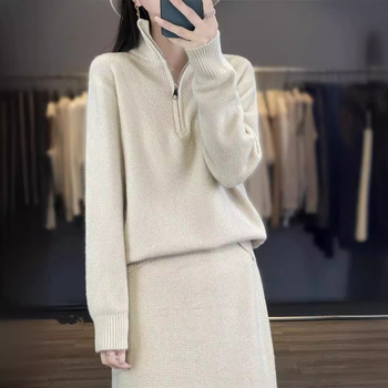 Ženski dvostruki pleteni kostim: midi suknja i pulover s poluvisokim ovratnikom; dizajn kolaž/šivanje; jesen 2024, japansko-korejski casual stil