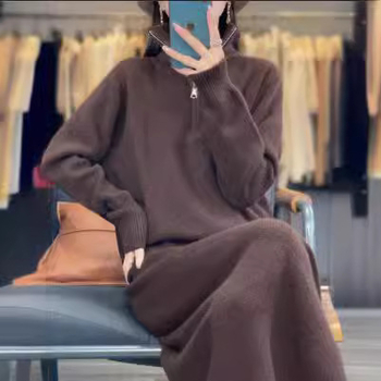 Ženski dvostruki pleteni kostim: midi suknja i pulover s poluvisokim ovratnikom; dizajn kolaž/šivanje; jesen 2024, japansko-korejski casual stil