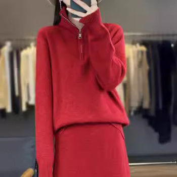 Ženski dvostruki pleteni kostim: midi suknja i pulover s poluvisokim ovratnikom; dizajn kolaž/šivanje; jesen 2024, japansko-korejski casual stil