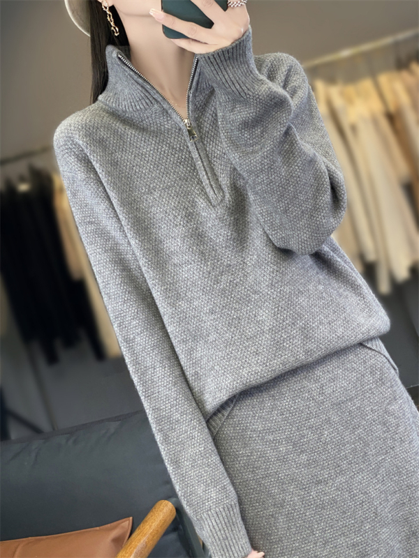 Ženski dvostruki pleteni kostim: midi suknja i pulover s poluvisokim ovratnikom; dizajn kolaž/šivanje; jesen 2024, japansko-korejski casual stil