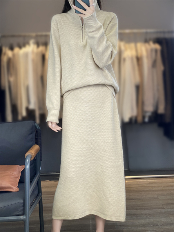 Ženski dvostruki pleteni kostim: midi suknja i pulover s poluvisokim ovratnikom; dizajn kolaž/šivanje; jesen 2024, japansko-korejski casual stil