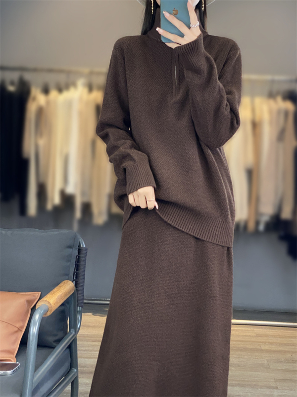 Ženski dvostruki pleteni kostim: midi suknja i pulover s poluvisokim ovratnikom; dizajn kolaž/šivanje; jesen 2024, japansko-korejski casual stil