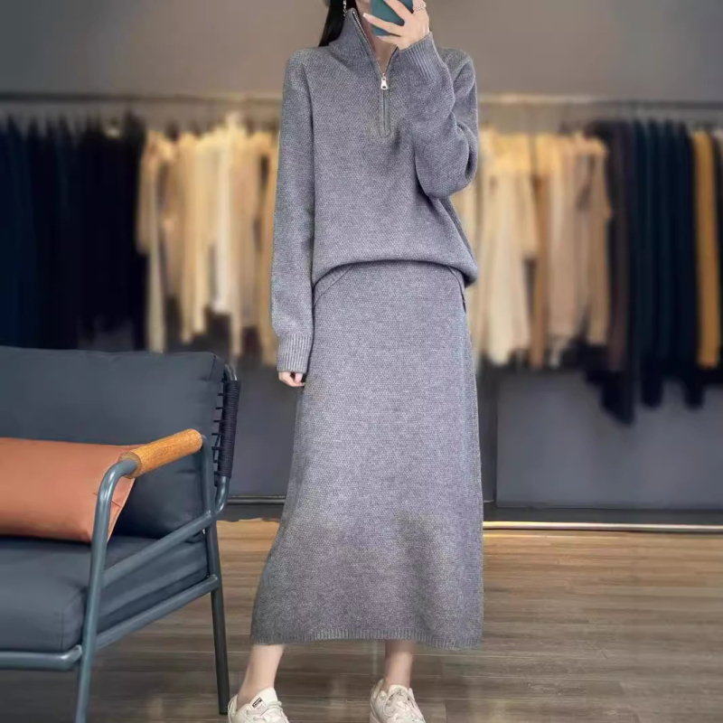 Ženski dvostruki pleteni kostim: midi suknja i pulover s poluvisokim ovratnikom; dizajn kolaž/šivanje; jesen 2024, japansko-korejski casual stil