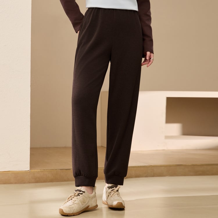 Elegantne ravne hlače s elastičnim pojasom, viskozna vlakna, sadržaj glavne tkanine 30–50%, jesen 2024