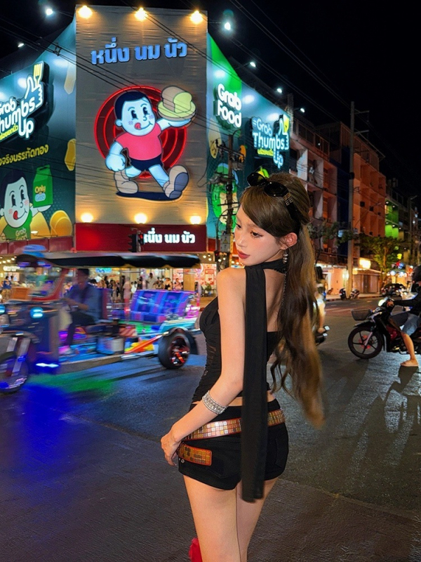 Tube top s križnim dizajnom, uski kroj, kratka duljina 40–50 cm, pamuk 50–70%, mikroelastičnost, bez naramenica (ljeto 2025)