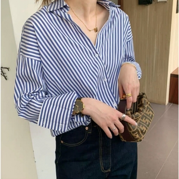 Cămașă cu dungi, mânecă lungă, guler rever, nasturi pe un rând, croială dreaptă, căptușeală din bumbac 71-80%