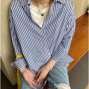 Cămașă cu dungi, mânecă lungă, guler rever, nasturi pe un rând, croială dreaptă, căptușeală din bumbac 71-80%