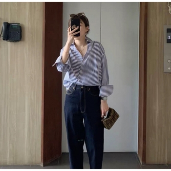 Cămașă cu dungi, mânecă lungă, guler rever, nasturi pe un rând, croială dreaptă, căptușeală din bumbac 71-80%