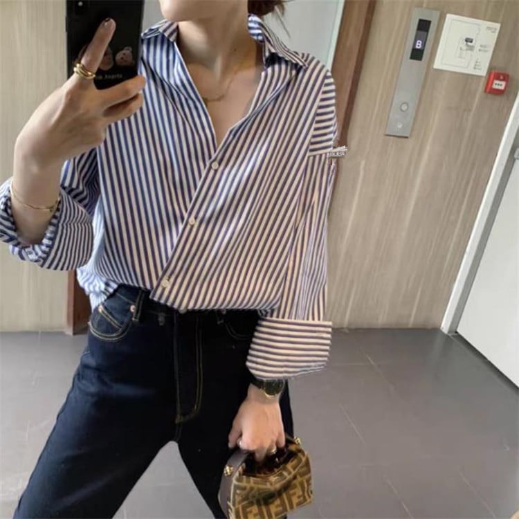 Cămașă cu dungi, mânecă lungă, guler rever, nasturi pe un rând, croială dreaptă, căptușeală din bumbac 71-80%