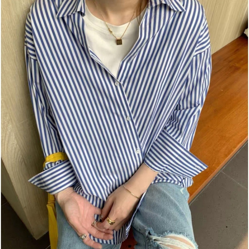 Cămașă cu dungi, mânecă lungă, guler rever, nasturi pe un rând, croială dreaptă, căptușeală din bumbac 71-80%