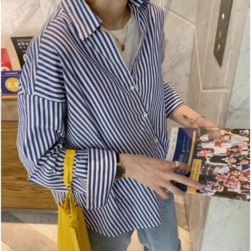 Cămașă cu dungi, mânecă lungă, guler rever, nasturi pe un rând, croială dreaptă, căptușeală din bumbac 71-80%