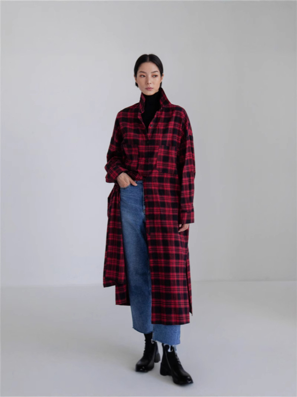 Риза, каре, страничен разрез, V-образно деколте, полиестер 80–90%