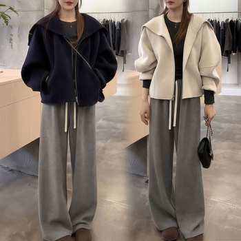 Set din două piese: sacou cu gulă și pantaloni evazați, talie înaltă, lungime trei sferturi, țesătură lână de miel