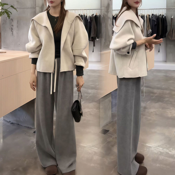 Set din două piese: sacou cu gulă și pantaloni evazați, talie înaltă, lungime trei sferturi, țesătură lână de miel