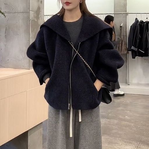 Set din două piese: sacou cu gulă și pantaloni evazați, talie înaltă, lungime trei sferturi, țesătură lână de miel