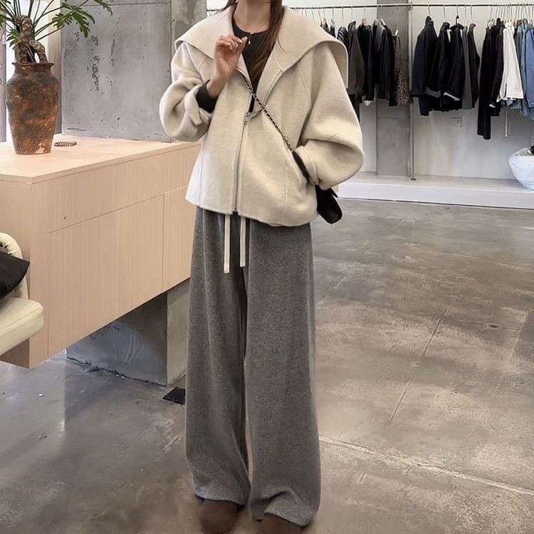 Set din două piese: sacou cu gulă și pantaloni evazați, talie înaltă, lungime trei sferturi, țesătură lână de miel