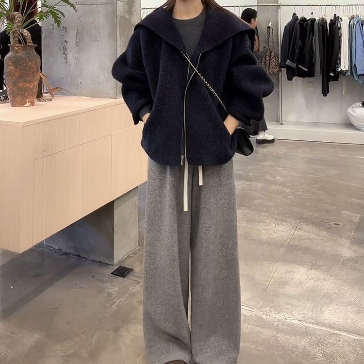 Set din două piese: sacou cu gulă și pantaloni evazați, talie înaltă, lungime trei sferturi, țesătură lână de miel