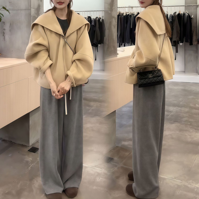 Set din două piese: sacou cu gulă și pantaloni evazați, talie înaltă, lungime trei sferturi, țesătură lână de miel