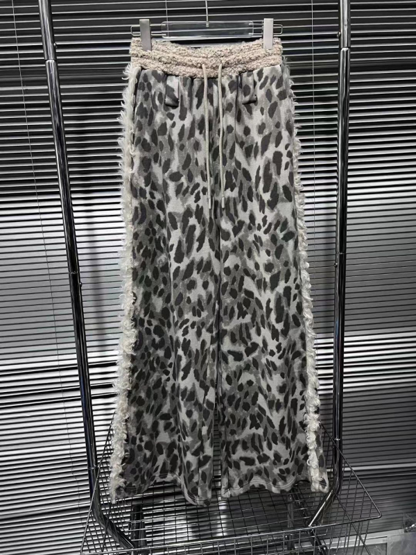 Pamukaste hlače s leopard printom, plišasti detalj na struku, ravni kroj, srednji struk, jesen 2024