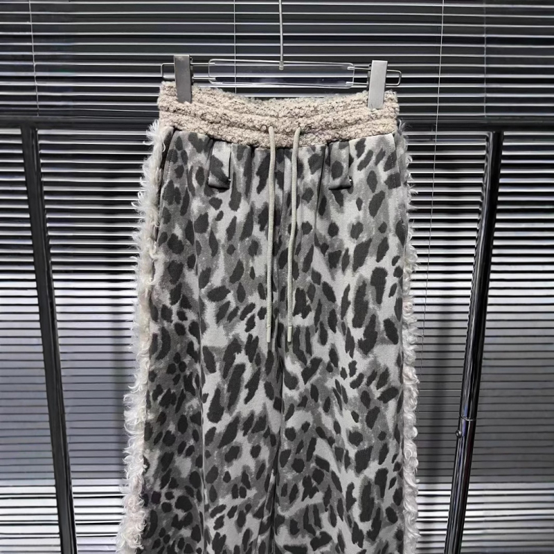 Pamukaste hlače s leopard printom, plišasti detalj na struku, ravni kroj, srednji struk, jesen 2024