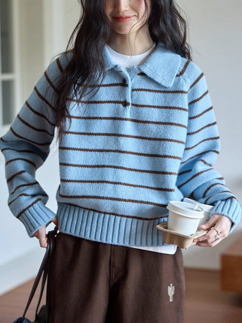 Pulover s kapuljom i polo ovratnikom, prugastog uzorka, širokog kroja, 70–80% poliester