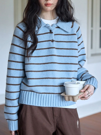 Pulover s kapuljom i polo ovratnikom, prugastog uzorka, širokog kroja, 70–80% poliester