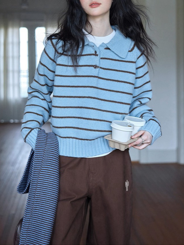 Pulover s kapuljom i polo ovratnikom, prugastog uzorka, širokog kroja, 70–80% poliester