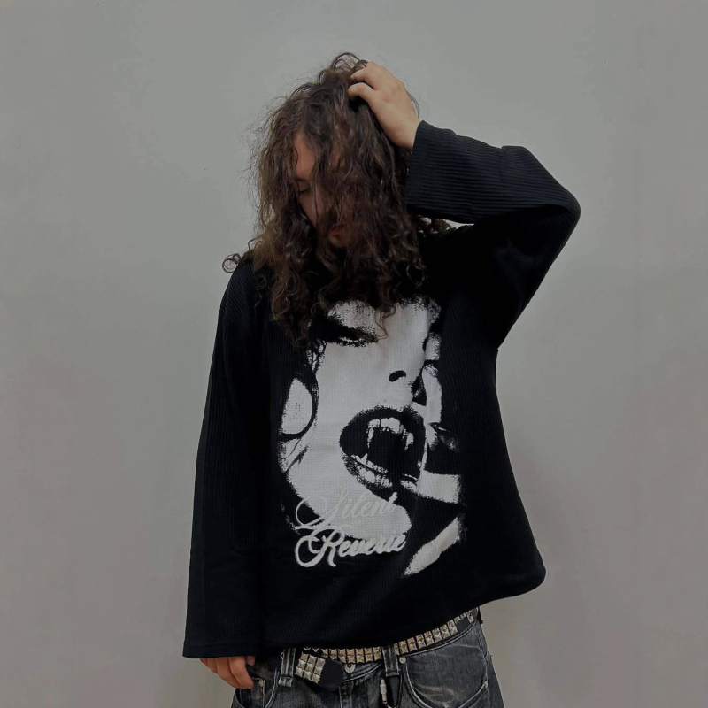 Y2K tamna streetwear majica s natpisom slovima, poliester 95%+, dugi rukavi, okrugli izrez, slobodan kroj