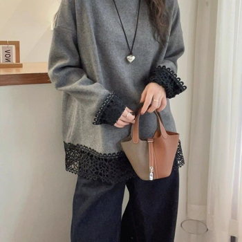 Derong baršunasta bluza s čipkom, s dugim rukavima, zaobljenim izrezom, slobodan kroj, srednja duljina 65–80 cm, šivanje čipke