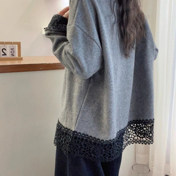 Derong baršunasta bluza s čipkom, s dugim rukavima, zaobljenim izrezom, slobodan kroj, srednja duljina 65–80 cm, šivanje čipke