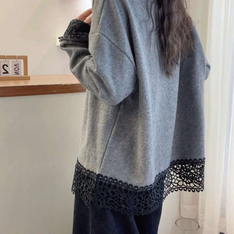 Derong baršunasta bluza s čipkom, s dugim rukavima, zaobljenim izrezom, slobodan kroj, srednja duljina 65–80 cm, šivanje čipke